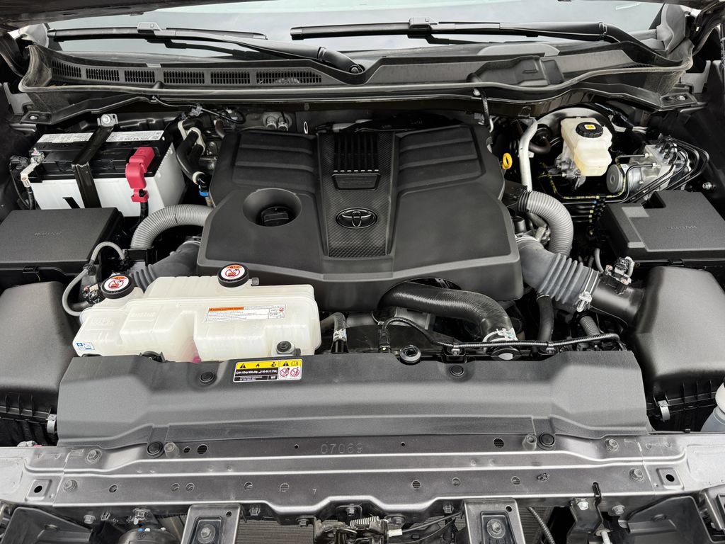 Used 2025 Toyota Tundra Platinum AWD/4WD image 32