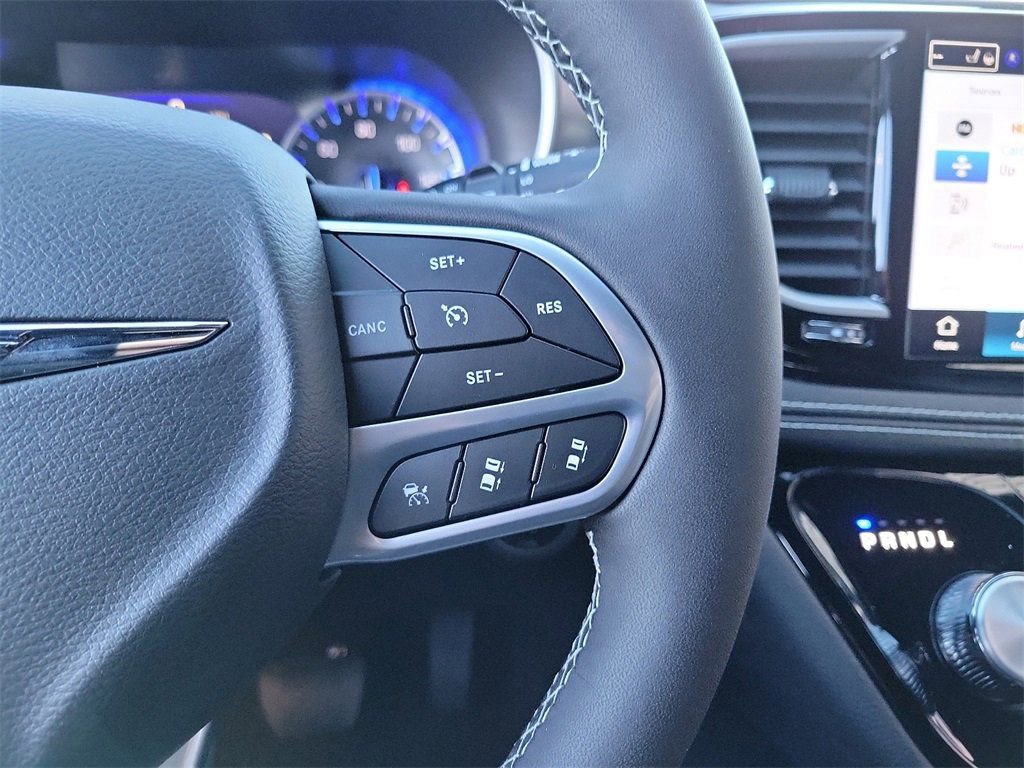 New 2025 Chrysler Pacifica Select FWD image 5