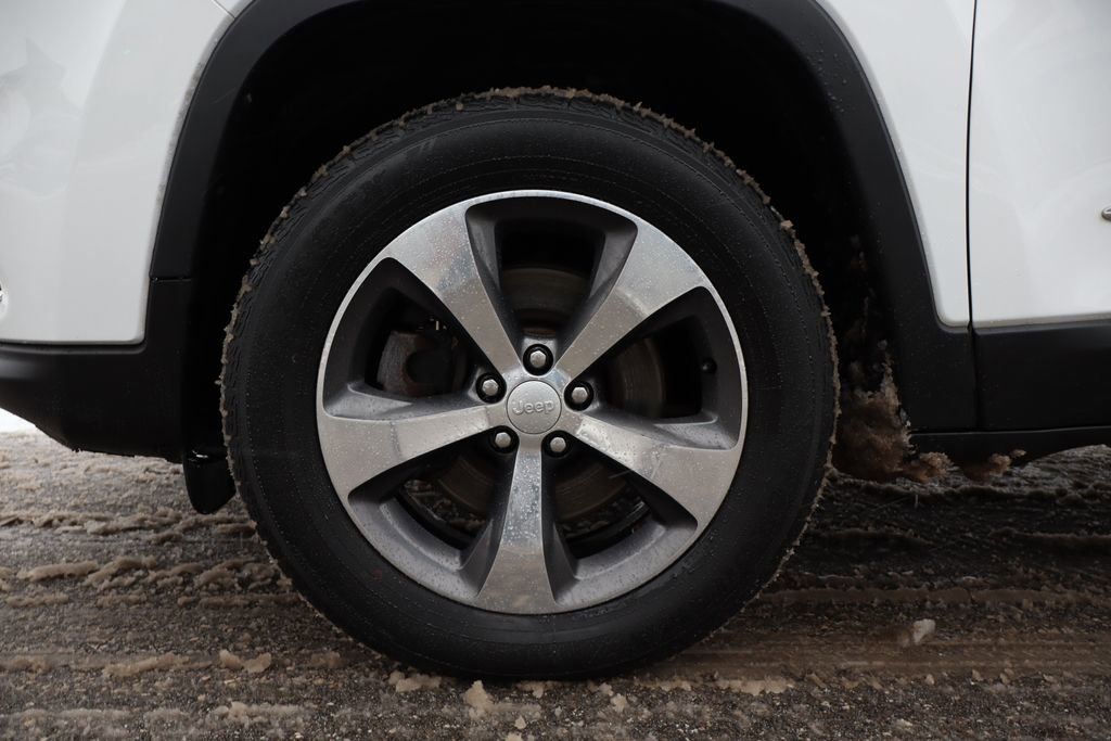 Used 2020 Jeep Cherokee Limited image 28