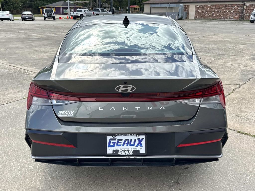 Used 2025 Hyundai Elantra SEL image 11