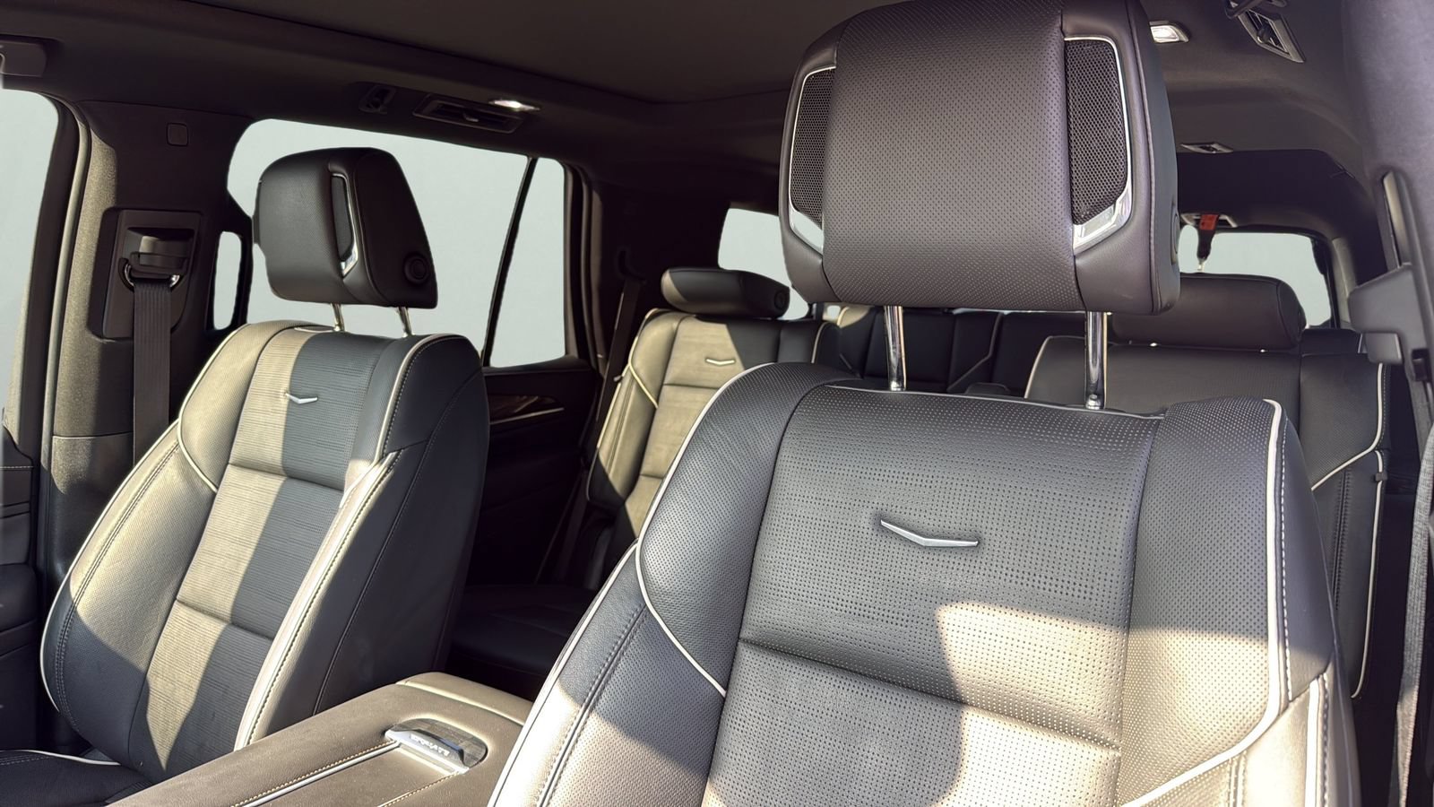 Used 2022 Cadillac Escalade Premium Luxury w/ Performance Package AWD/4WD image 7