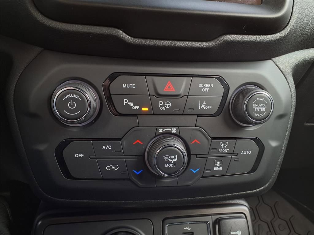 Used 2021 Jeep Renegade Latitude w/ Luxury Group II image 8