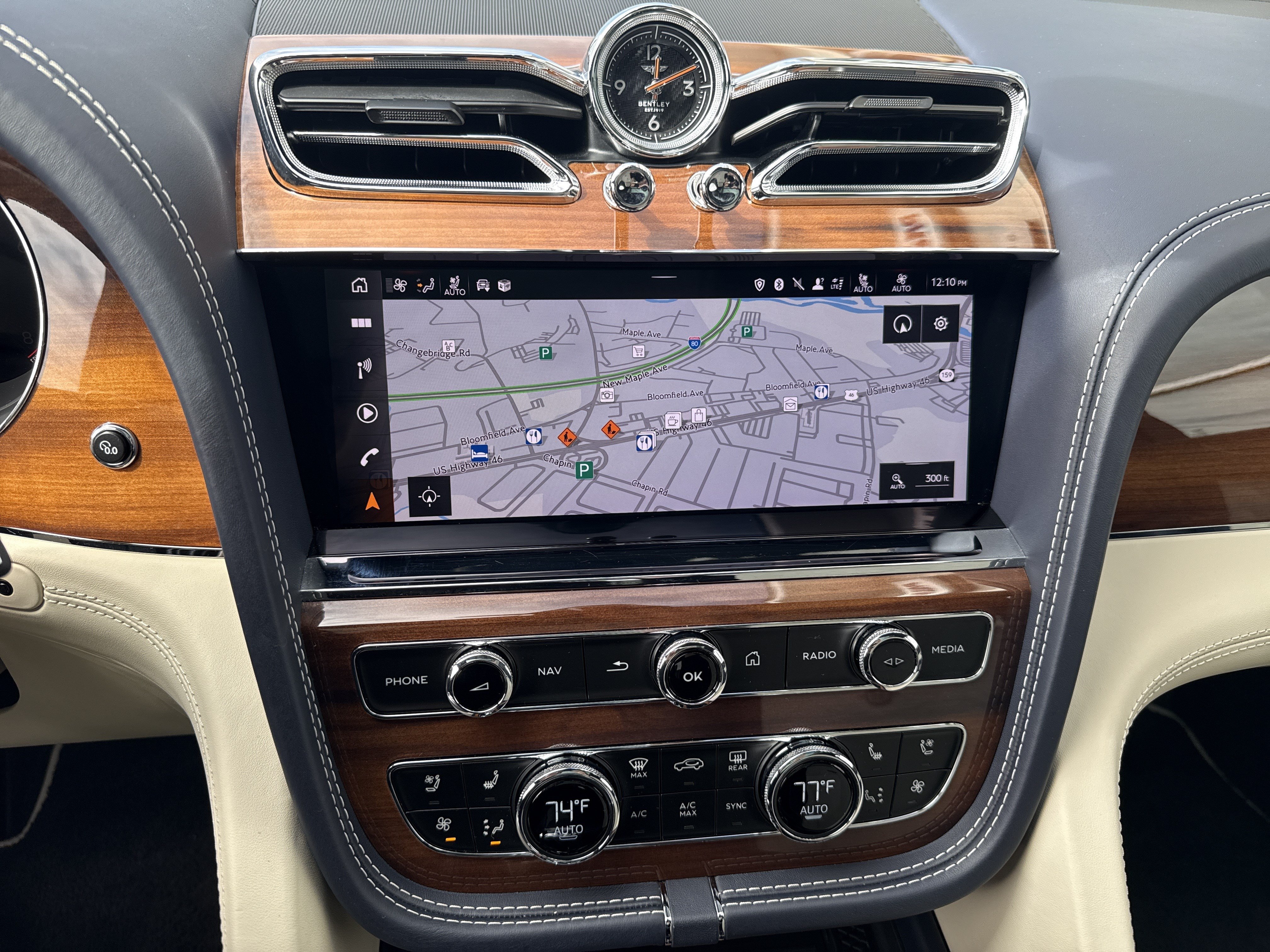 Used 2022 Bentley Bentayga AWD/4WD image 23