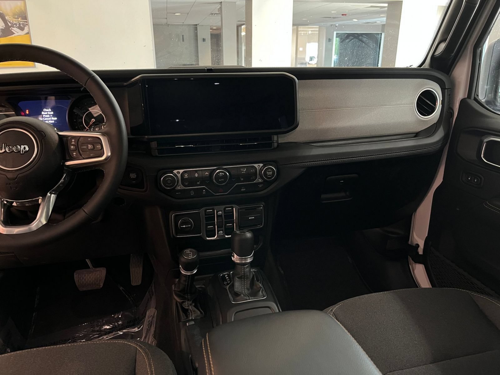 Used 2025 Jeep Wrangler Unlimited Sahara AWD/4WD image 35