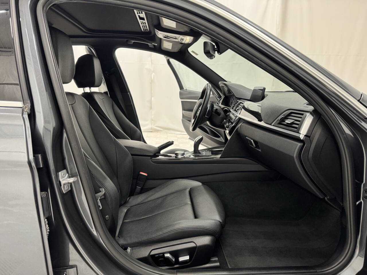 Used 2017 BMW 330i Sedan image 19