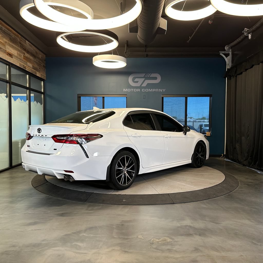 Used 2022 Toyota Camry SE FWD image 3
