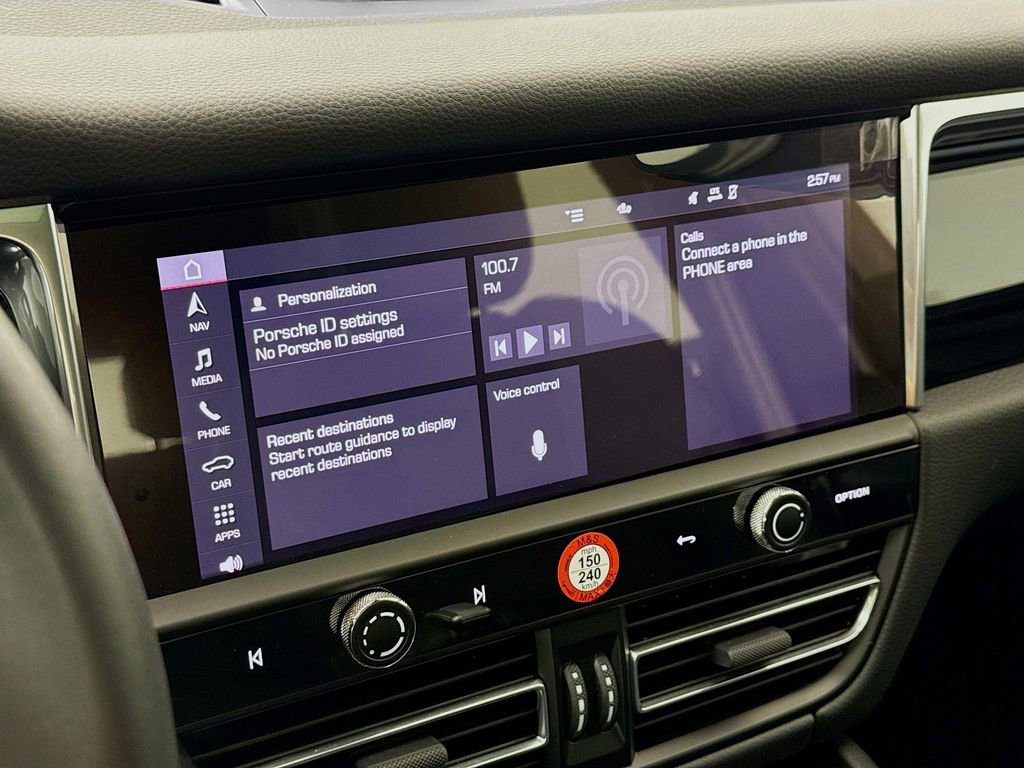 Certified 2025 Porsche Macan AWD/4WD image 19
