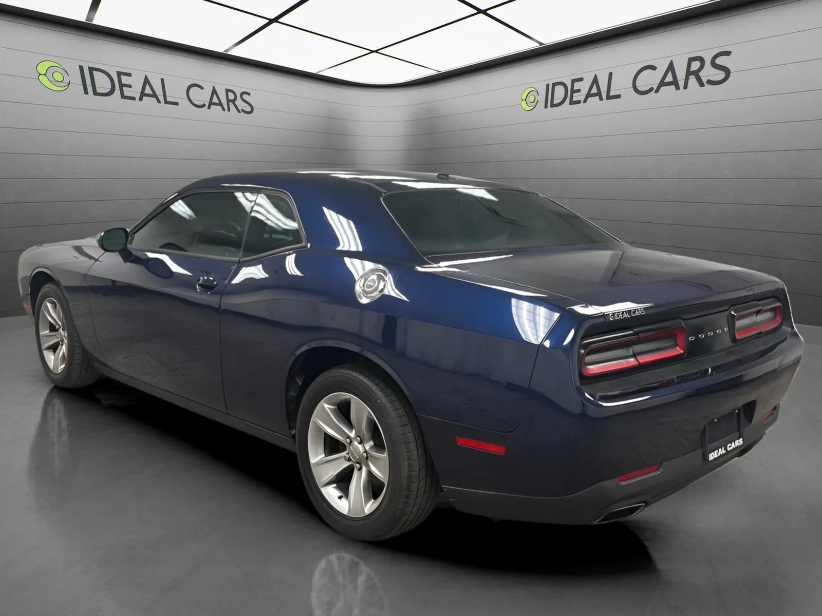 Used 2015 Dodge Challenger SXT RWD image 7