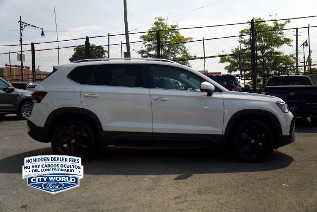 Used 2025 Volkswagen Taos SE w/ Panoramic Sunroof Package FWD image 3