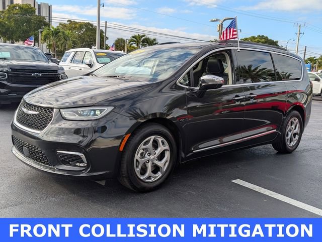 Used 2023 Chrysler Pacifica Limited image 3