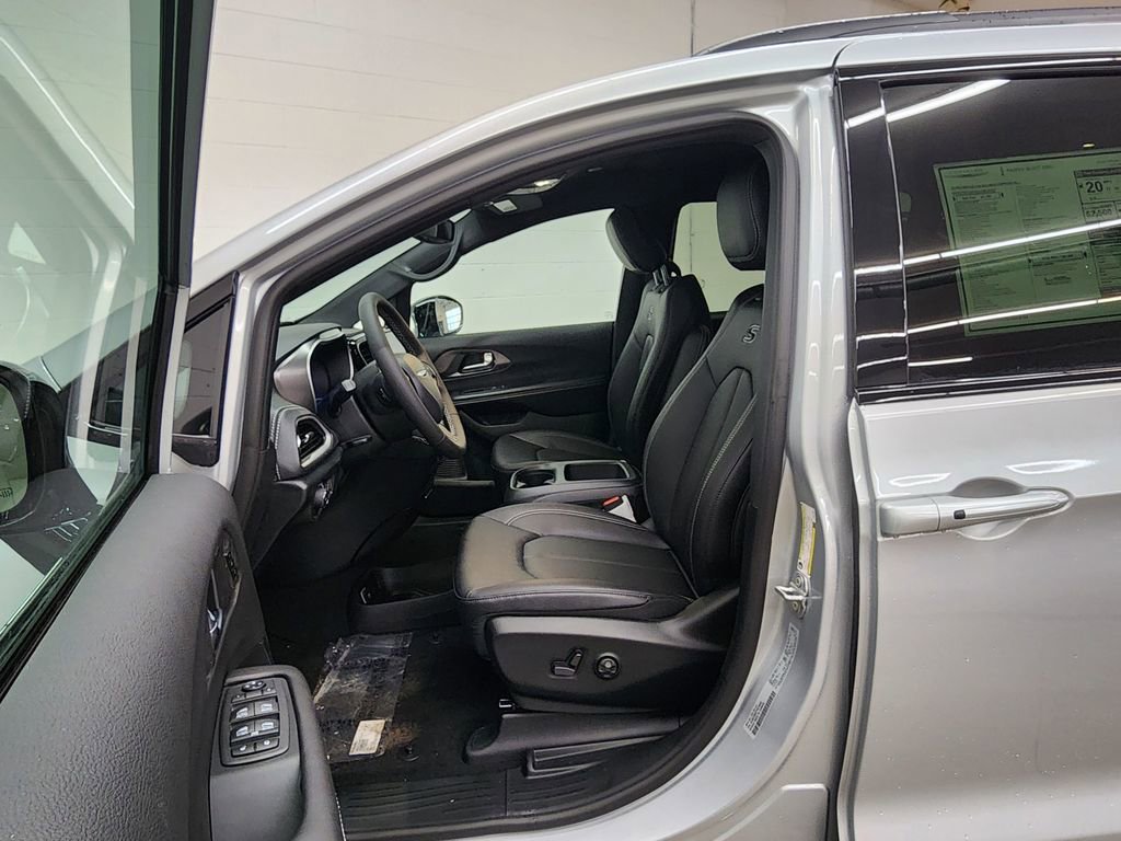 New 2026 Chrysler Pacifica Select w/ S Appearance Package image 12