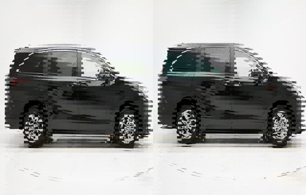 Used 2024 Toyota Sienna LE video 2