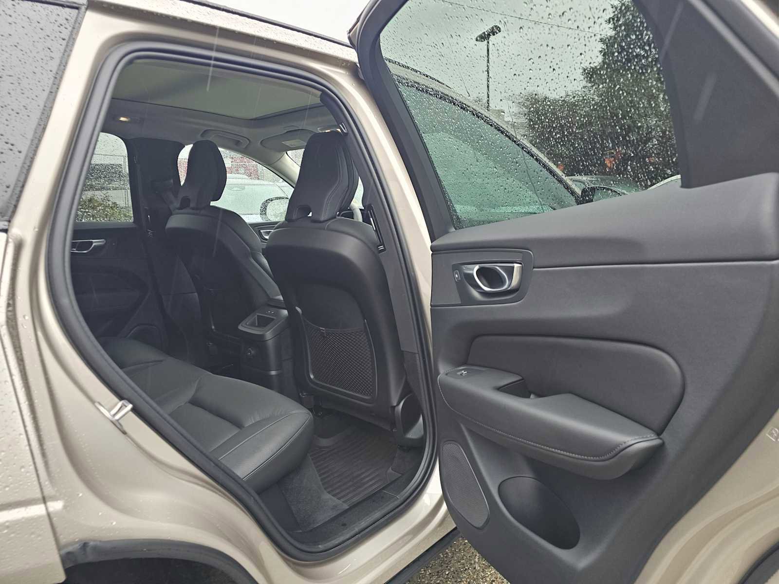 Certified 2024 Volvo XC60 T8 Plus w/ Protection Package Premier image 7