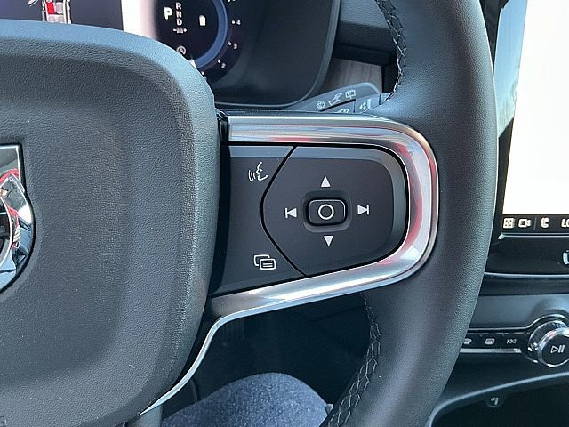 Certified 2025 Volvo XC40 B5 Core image 30