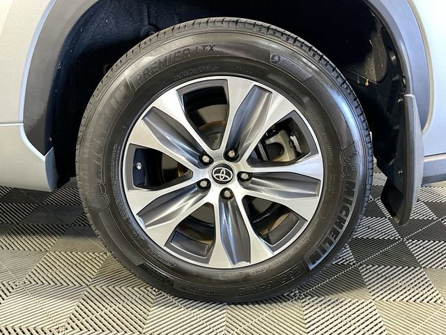 Certified 2023 Toyota Highlander XLE image 32