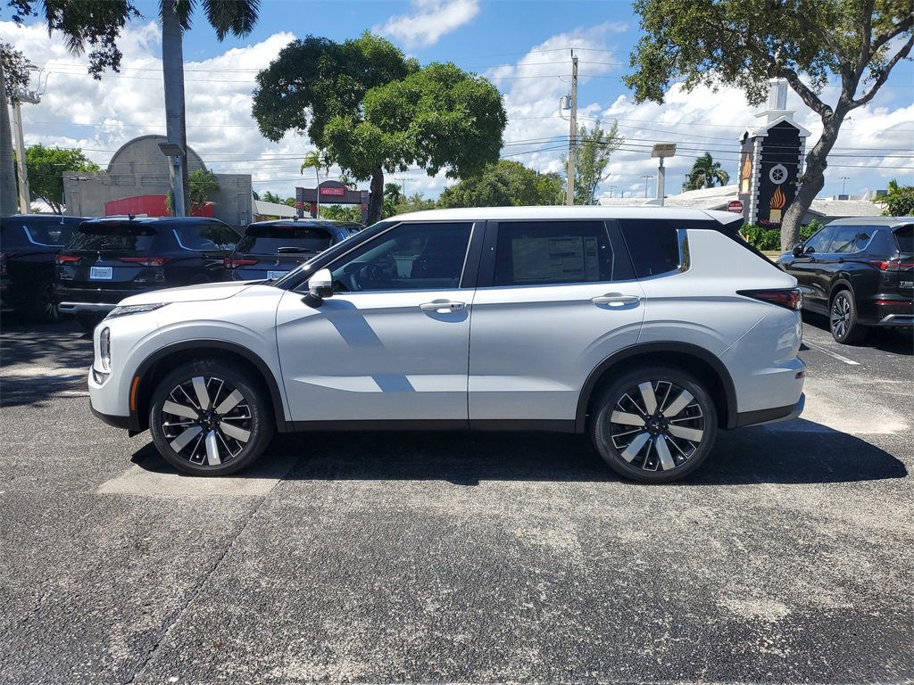 New 2025 Mitsubishi Outlander SE image 4