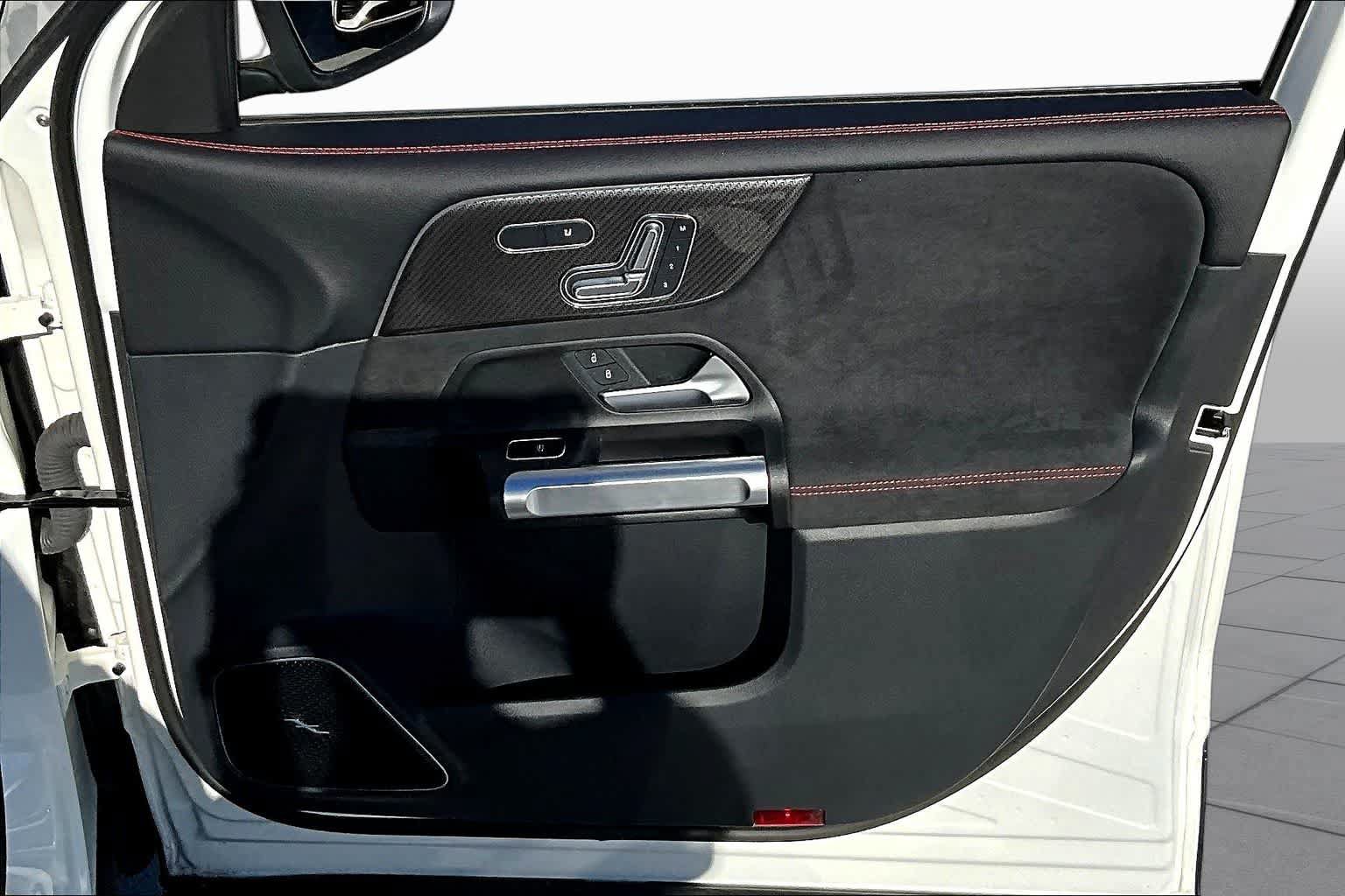 Used 2025 Mercedes-Benz GLB 35 AMG 4MATIC image 23