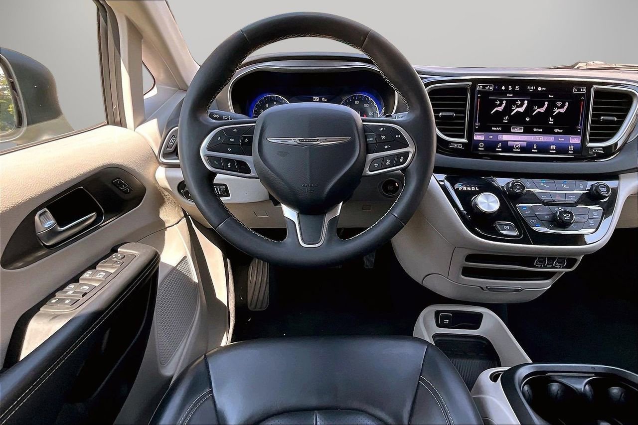 Certified 2023 Chrysler Pacifica Touring-L FWD image 12