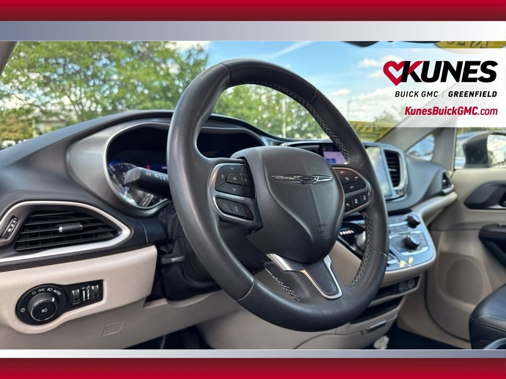 Used 2023 Chrysler Pacifica Touring-L FWD image 14