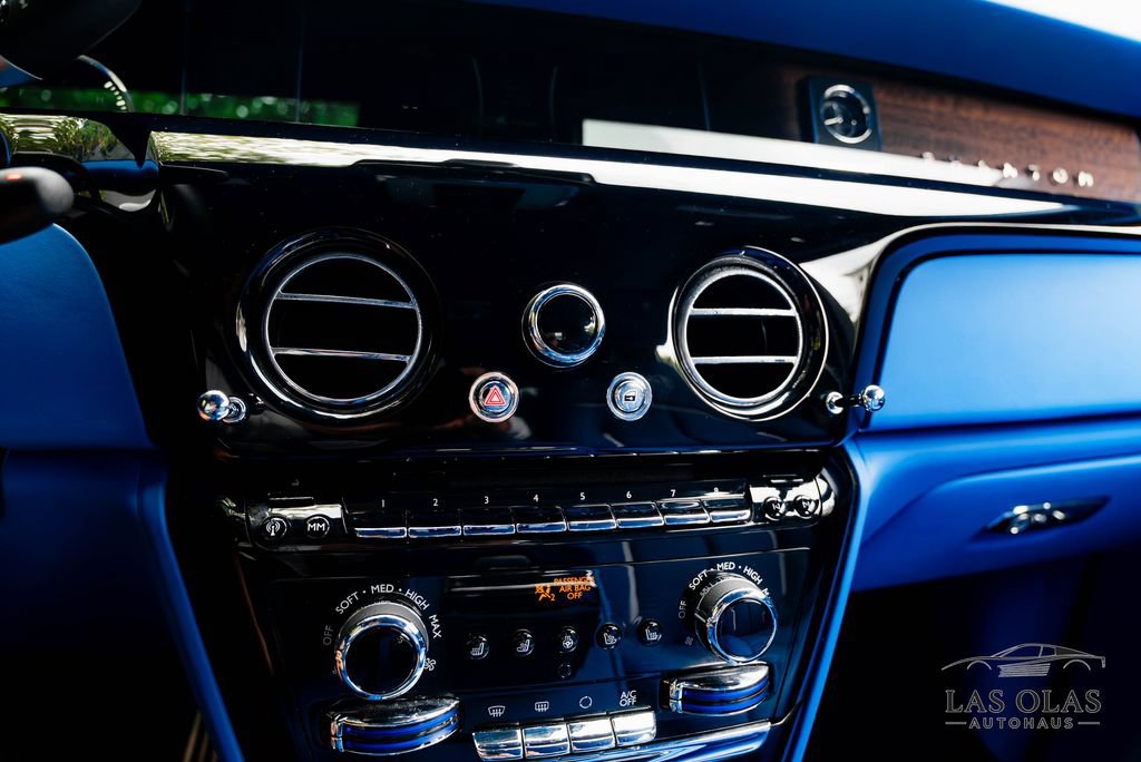 Used 2024 Rolls-Royce Phantom Sedan RWD image 38