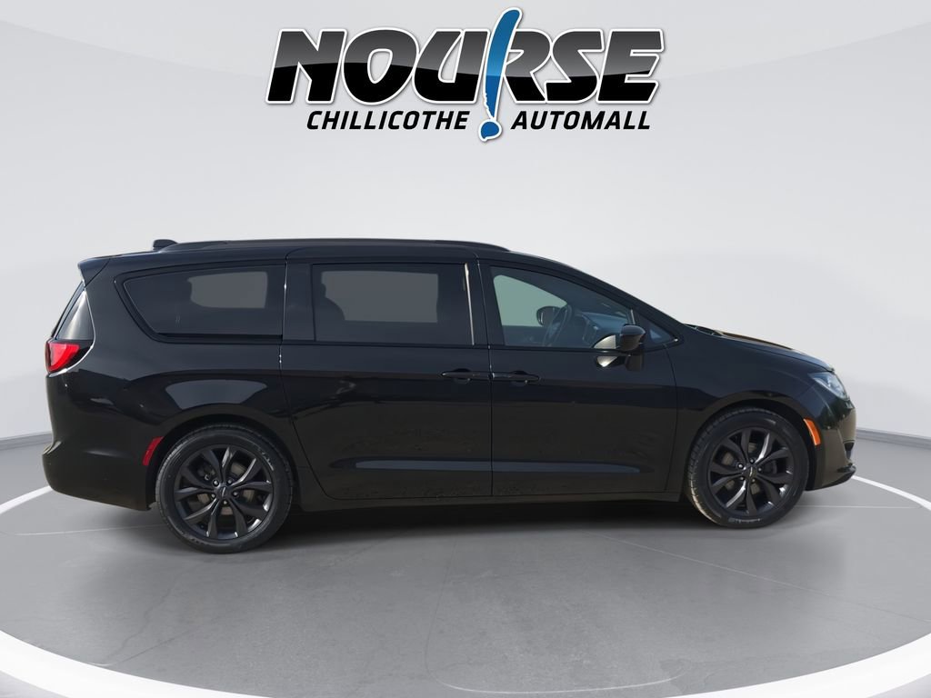 Used 2020 Chrysler Pacifica Touring-L w/ S Appearance Package image 9