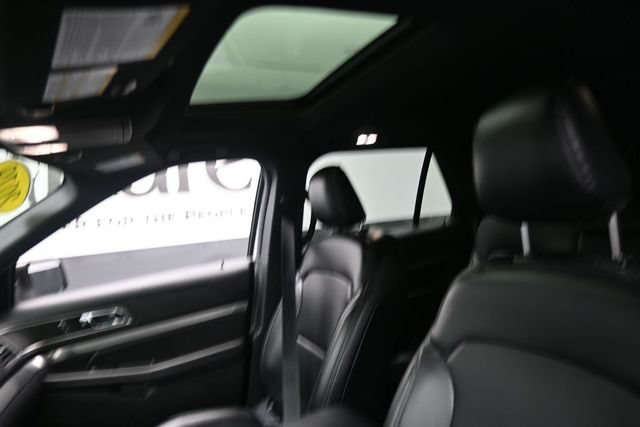 Used 2019 Ford Explorer XLT w/ Equipment Group 202A AWD/4WD image 17