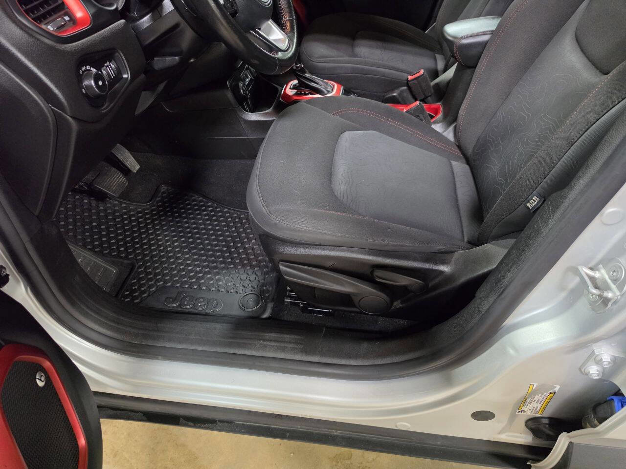 Used 2016 Jeep Renegade Trailhawk AWD/4WD image 22