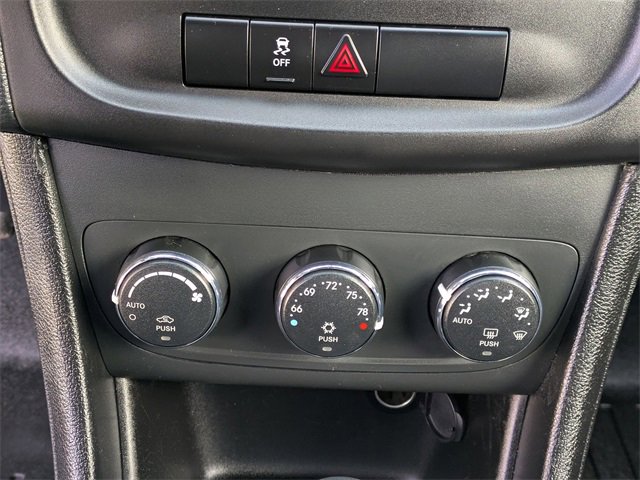 Used 2013 Dodge Avenger SXT image 18