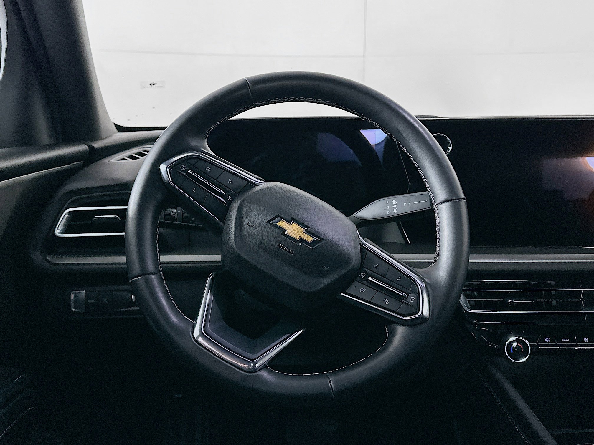 Used 2025 Chevrolet Traverse LT image 18