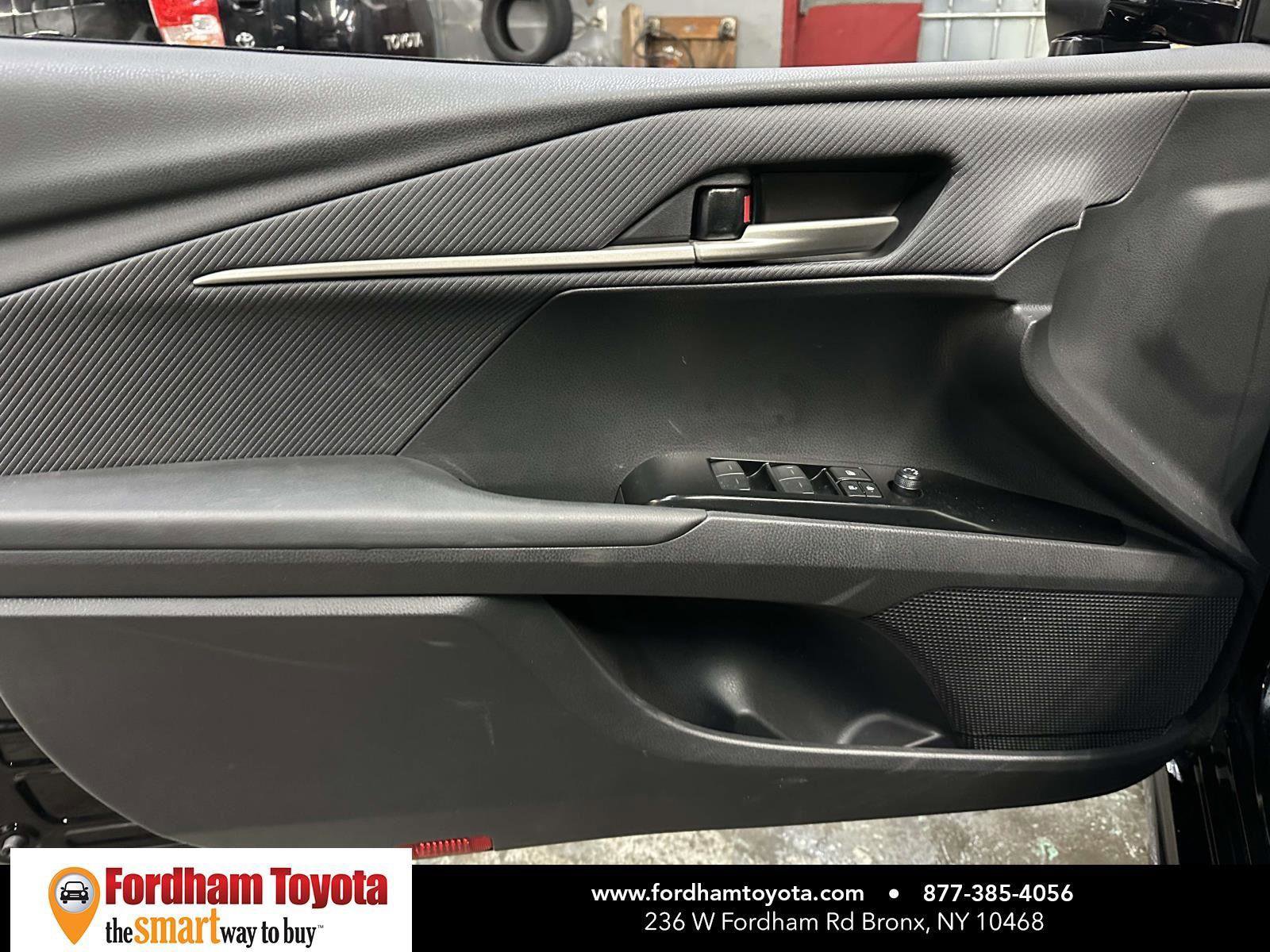 Used 2025 Toyota Camry SE image 15