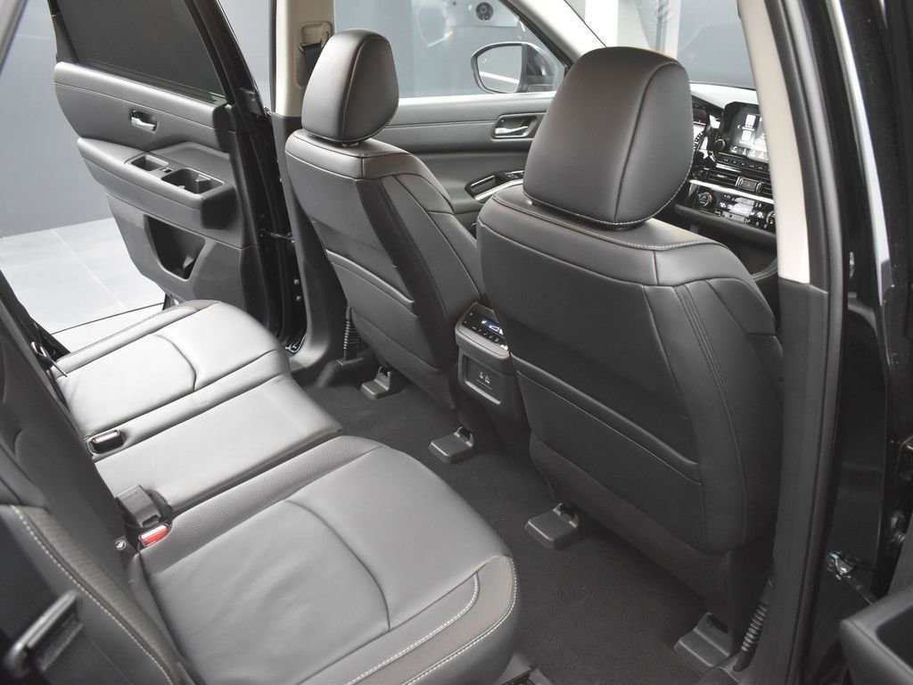 New 2025 Nissan Pathfinder SL image 18