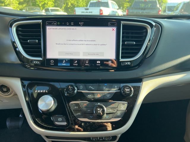 Used 2023 Chrysler Pacifica Touring-L FWD image 17