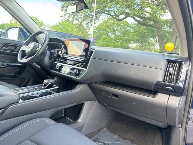 Used 2025 Nissan Pathfinder SV FWD image 17