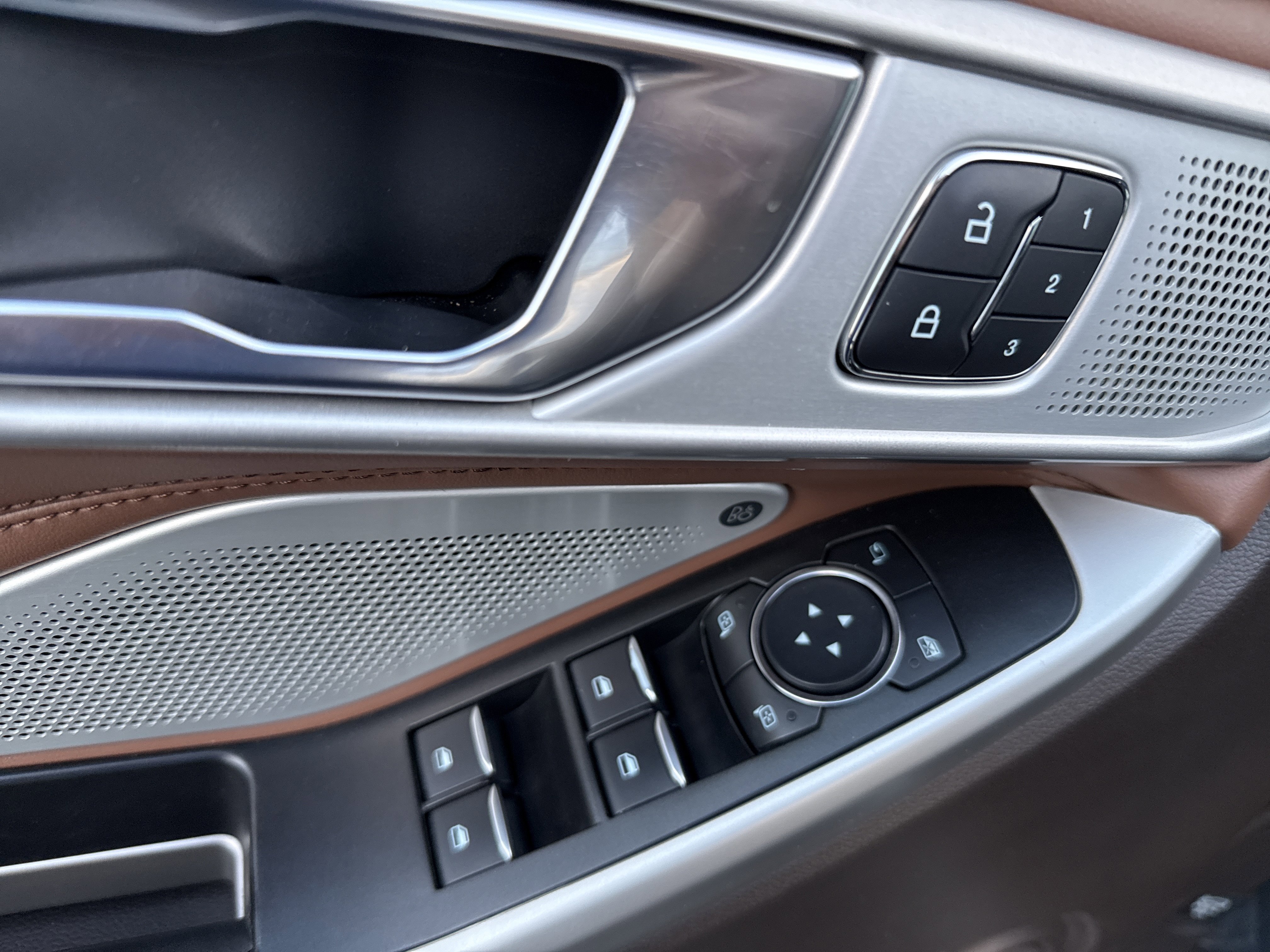 Used 2022 Ford Explorer King Ranch w/ Technology Package image 10