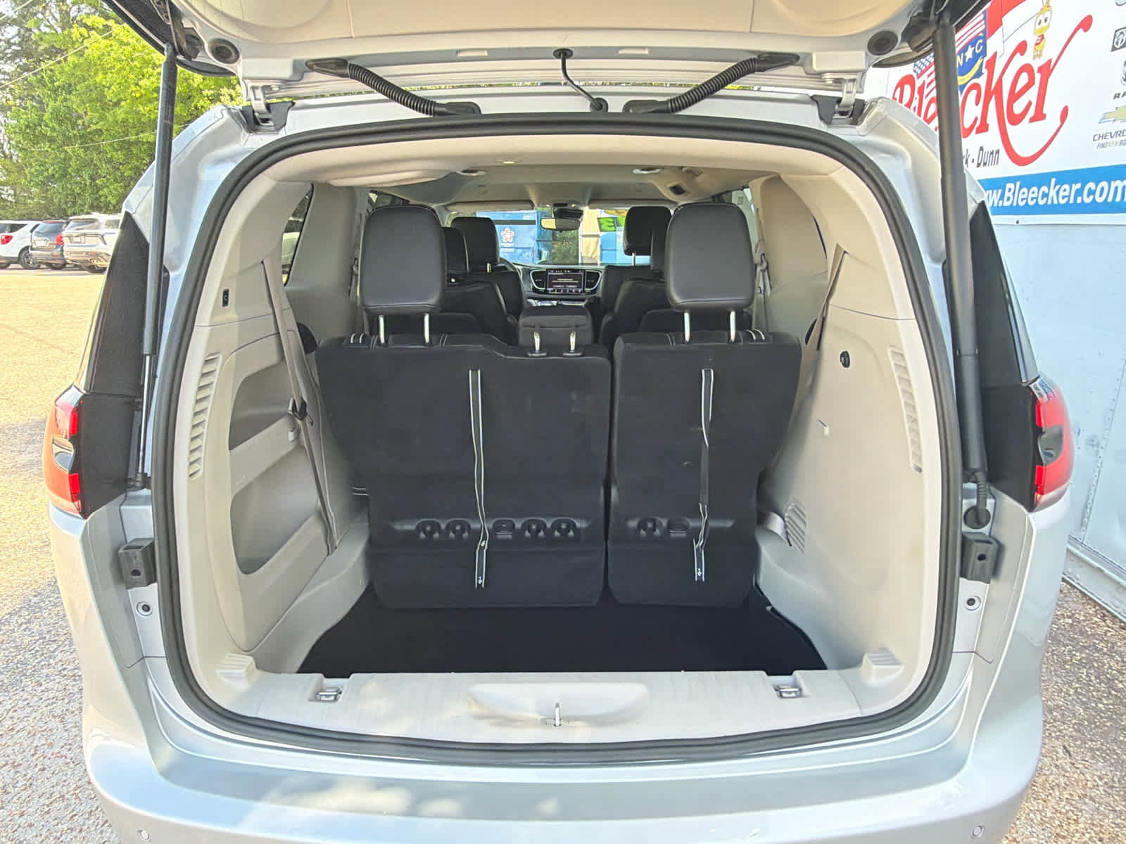 Used 2024 Chrysler Pacifica Touring-L FWD image 16