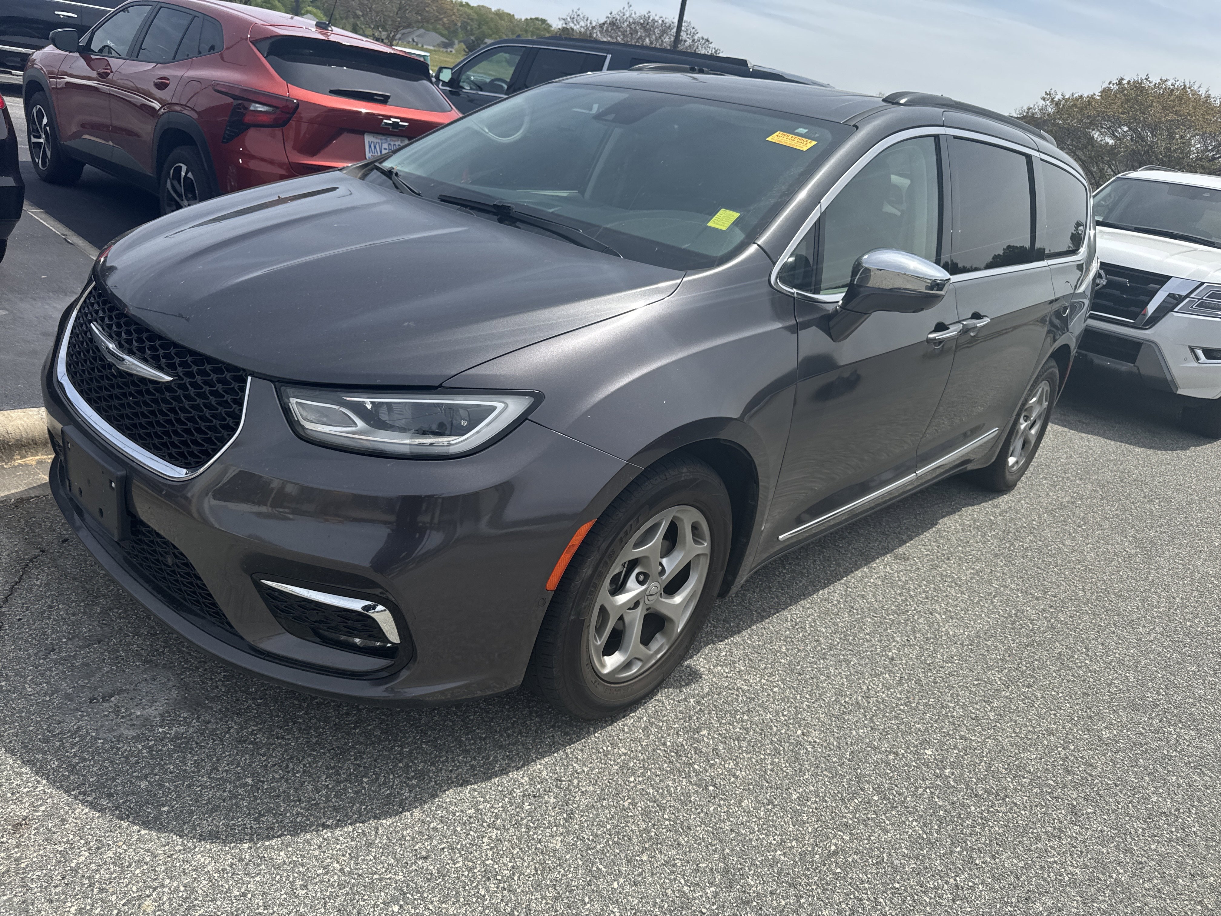 Used 2022 Chrysler Pacifica Limited image 5