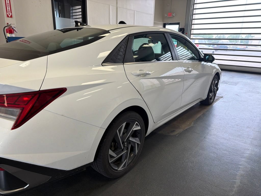 Used 2025 Hyundai Elantra Limited FWD image 9