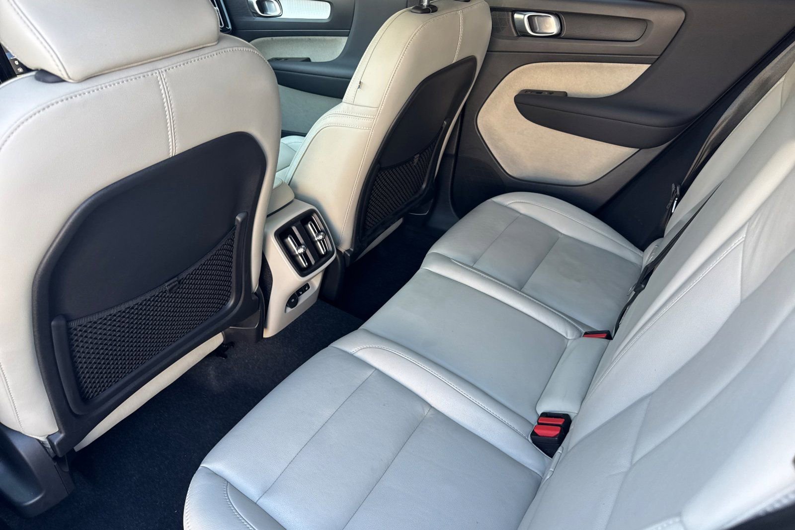 Used 2021 Volvo XC40 T5 Momentum w/ Premium Package AWD/4WD image 4