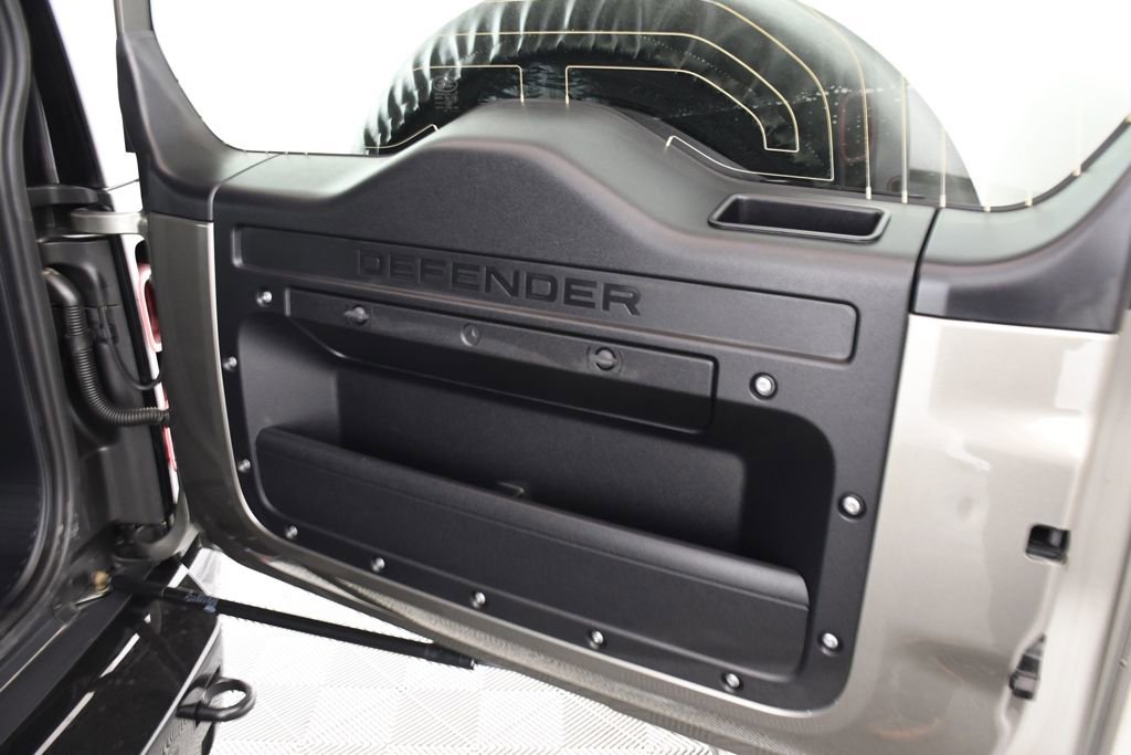 Used 2025 Land Rover Defender 130 X-Dynamic SE image 25