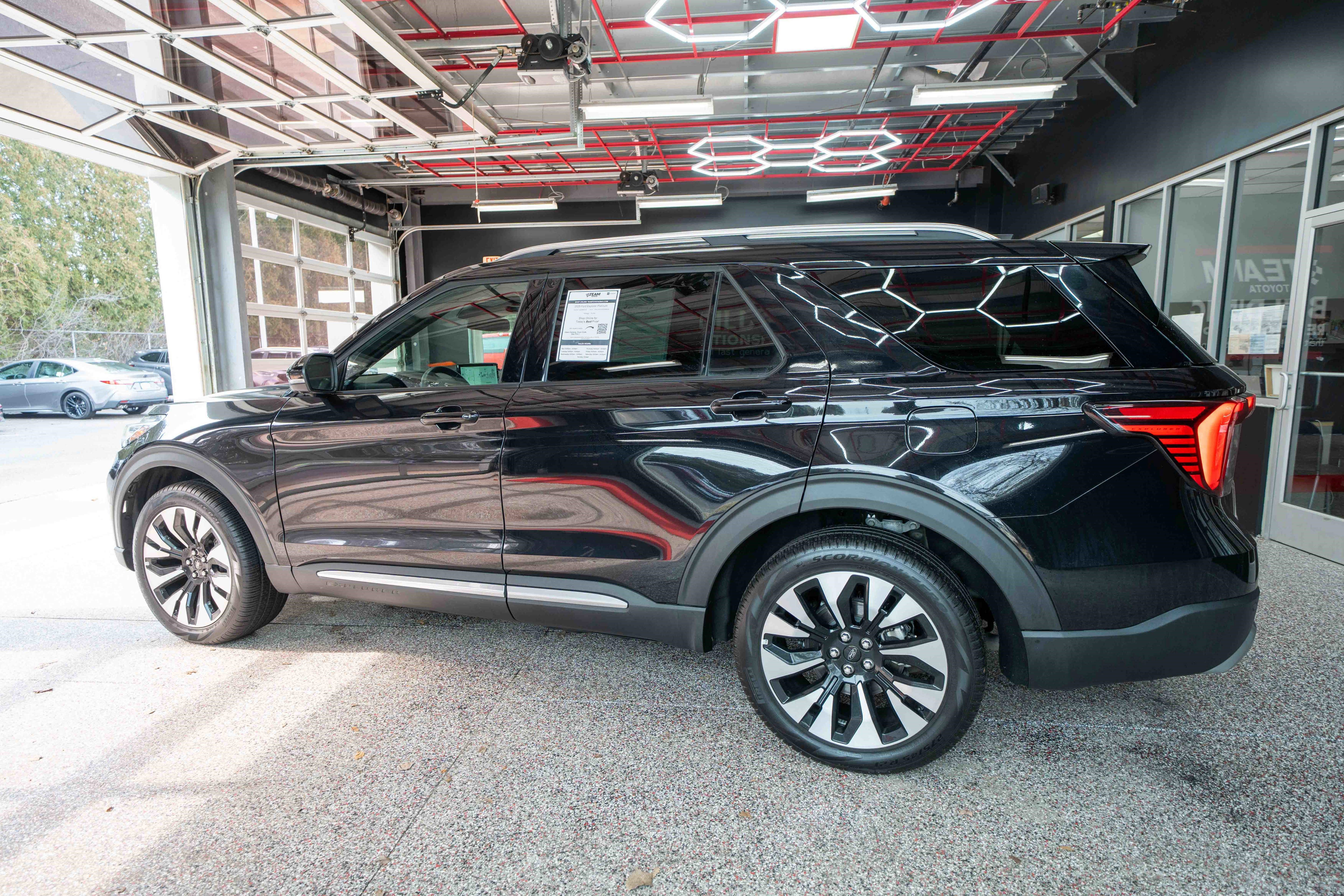 Used 2025 Ford Explorer Platinum w/ LUX Leather Package image 2