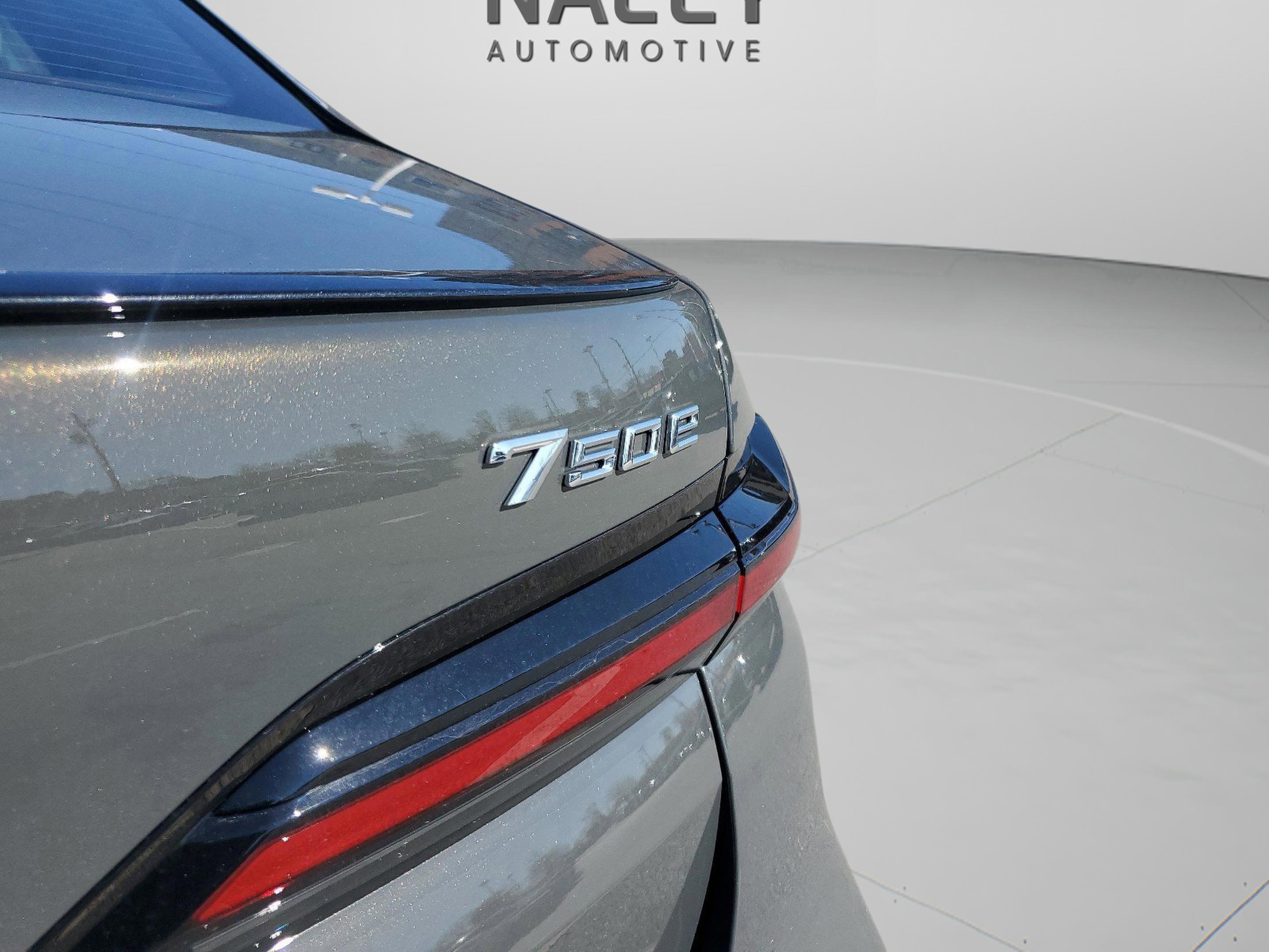 Used 2025 BMW 750e xDrive image 7