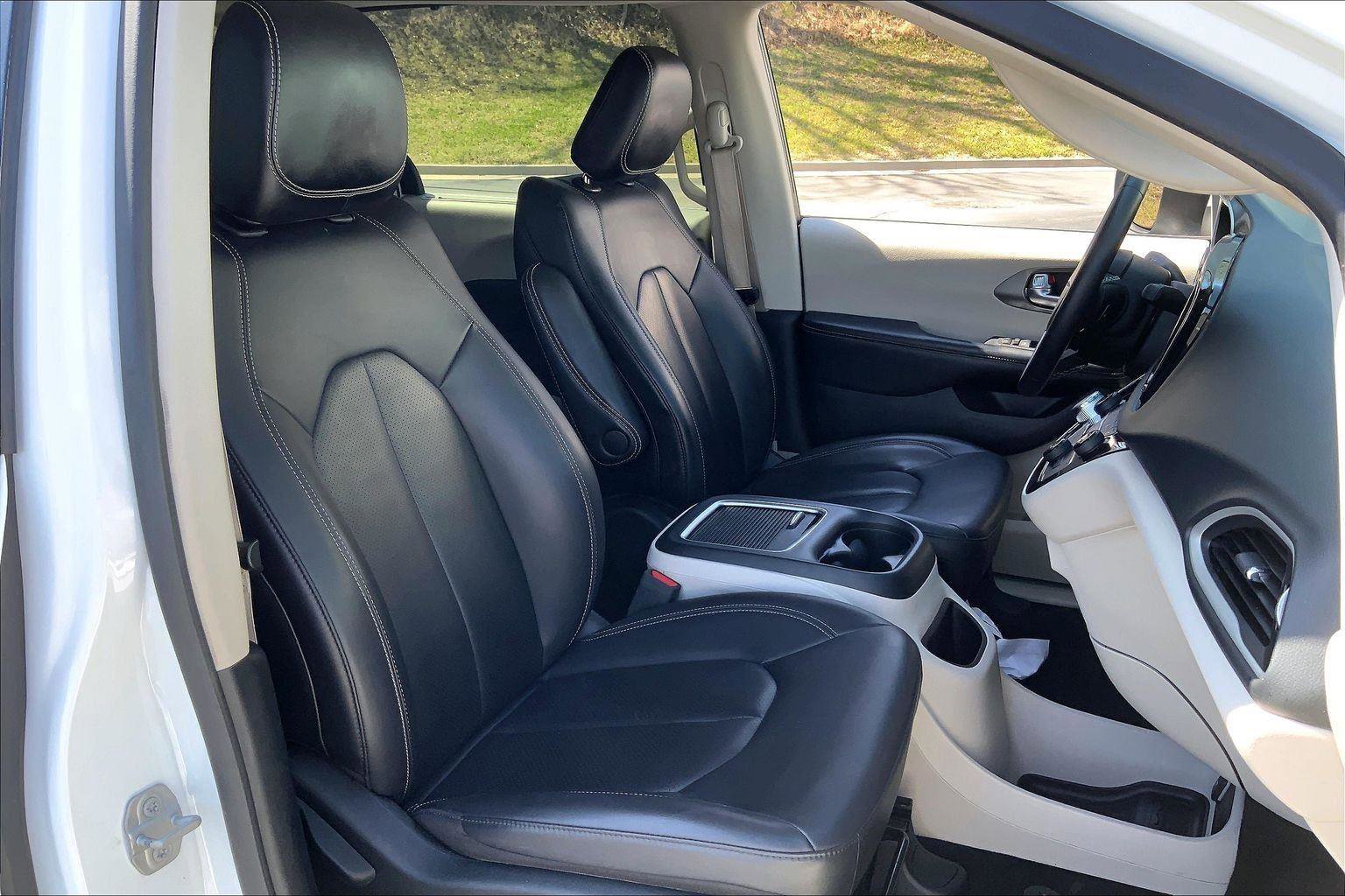 Used 2023 Chrysler Pacifica Touring-L image 7