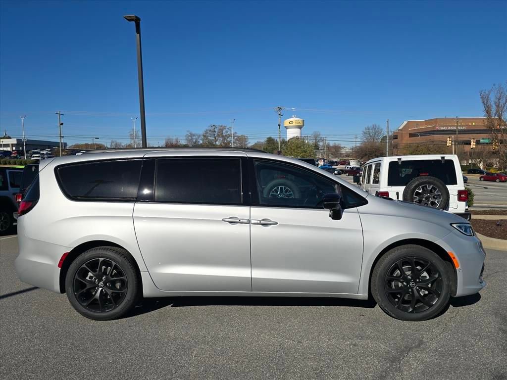 New 2026 Chrysler Pacifica Select w/ S Appearance Package FWD image 2