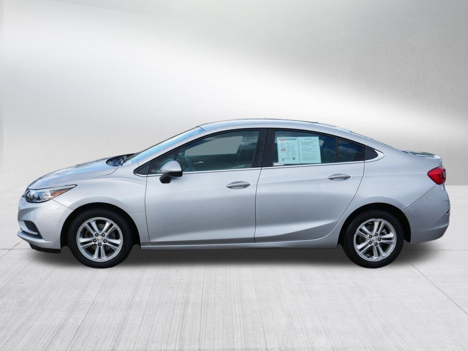 Used 2017 Chevrolet Cruze LT FWD image 4