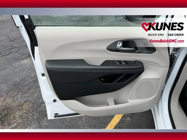 Used 2024 Chrysler Pacifica Select FWD image 14