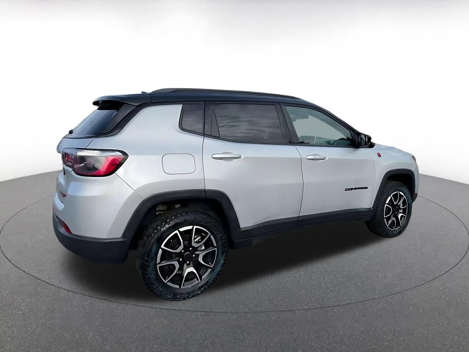 Used 2025 Jeep Compass Trailhawk AWD/4WD image 14