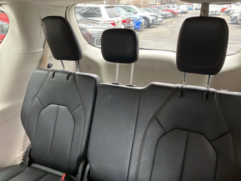 Used 2018 Chrysler Pacifica Touring-L image 16