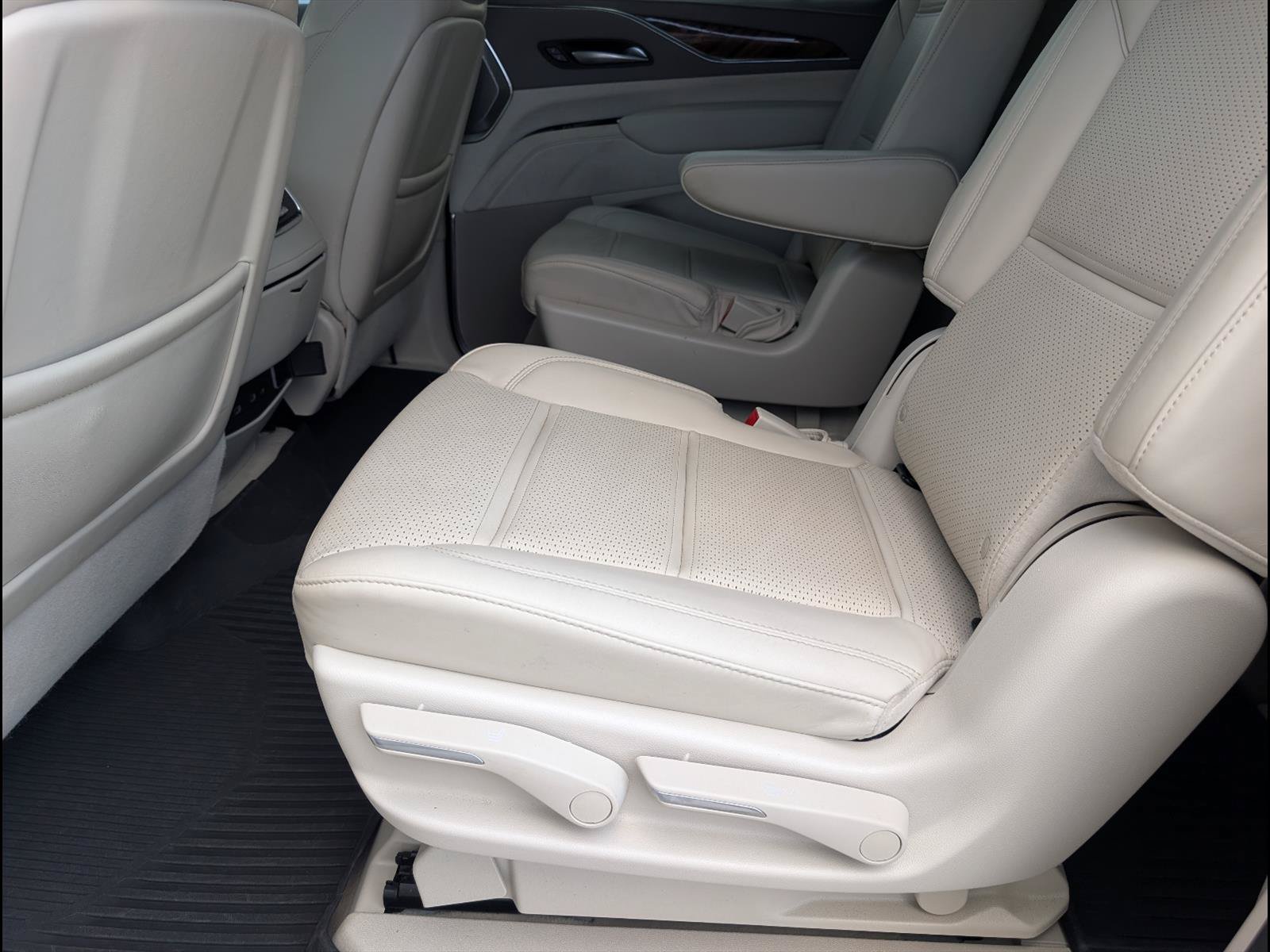 Used 2024 Cadillac Escalade ESV Premium Luxury Platinum AWD/4WD image 12