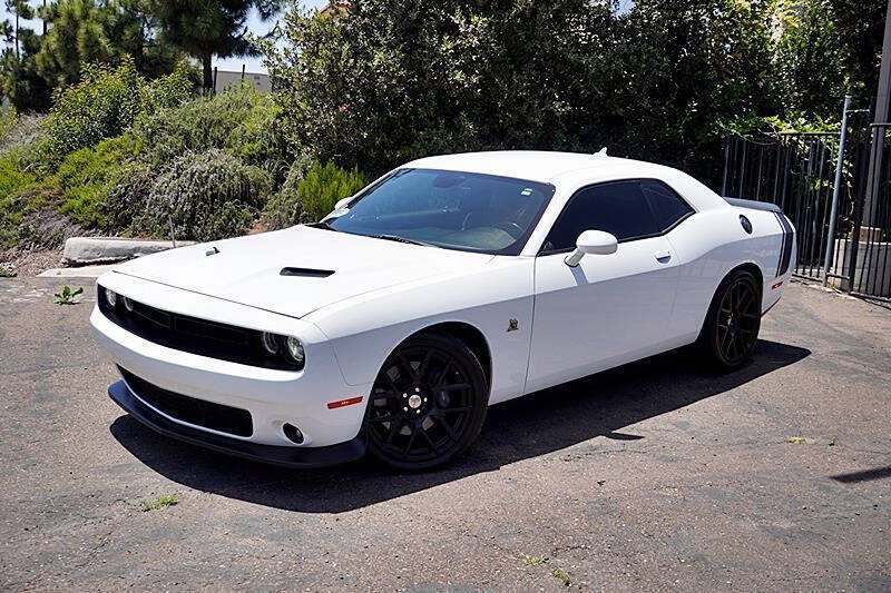 Used 2015 Dodge Challenger R/T Scat Pack w/ Scat Pack Appearance Package RWD image 3