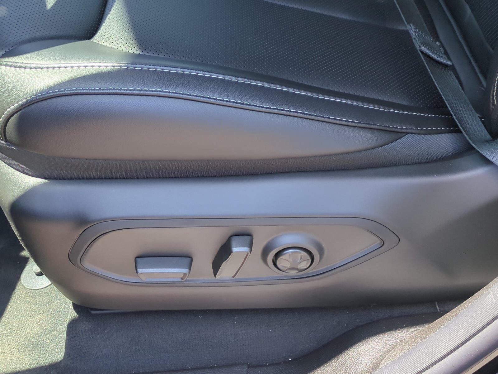 New 2026 Jeep Grand Cherokee Limited w/ Luxury Tech Group II RWD image 14